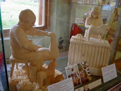houtsnijwerk in een vitrine